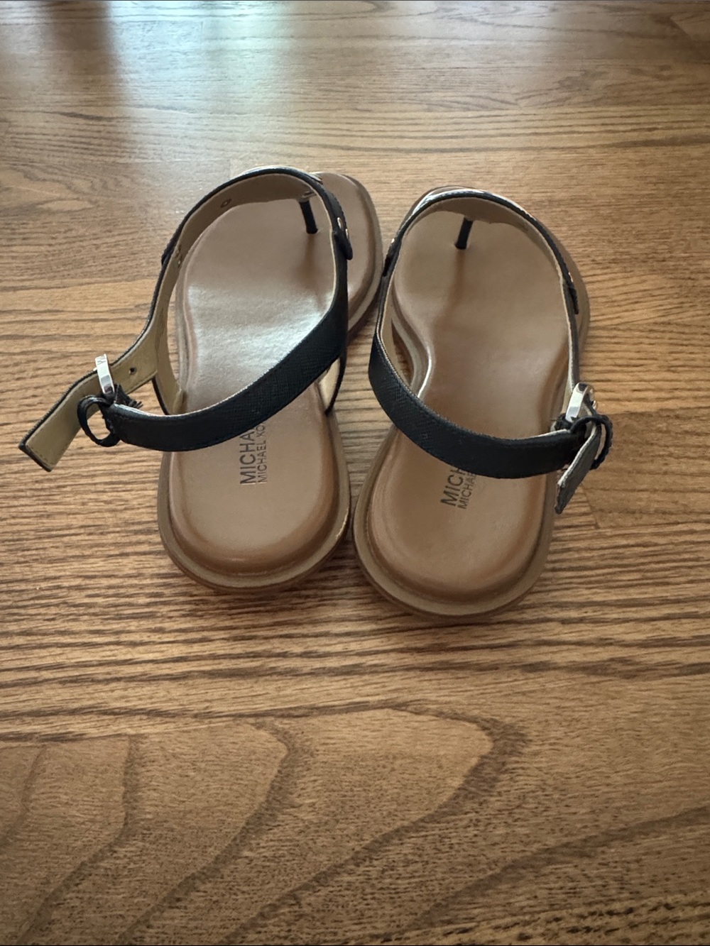 MK sandels - Picture 2 of 3